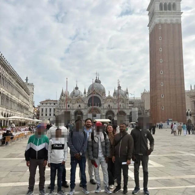 🌍✨ Un’esperienza di scoperta, riflessione e crescita personale per gli ospiti del nostro CAS.

In aprile un gruppo di richiedenti protezione internazionale accolti presso il Centro di Accoglienza Straordinaria ha visitato “A World of Potential”, la mostra interattiva ospitata presso le Procuratie Vecchie, sede di The Human Safety Net, in Piazza San Marco a Venezia.

Un percorso coinvolgente che invita ciascuno a riconoscere e valorizzare il proprio potenziale, attraverso attività immersive e momenti di confronto. Un messaggio forte e universale: credere nelle proprie capacità e nelle possibilità di costruire il proprio futuro.

Crediamo anche noi che nessuno debba essere privato dell’opportunità di esprimere sé stesso, crescere e sentirsi parte attiva della comunità. Esperienze come questa rappresentano occasioni preziose di inclusione, dialogo e partecipazione culturale.

Ringraziamo @thehumansafetynet per l’accoglienza e per aver condiviso con i nostri ospiti un’esperienza così significativa. 🤝💫

#Inclusione #Accoglienza #Venezia #TheHumanSafetyNet #AWorldOfPotential ProtezioneInternazionale
