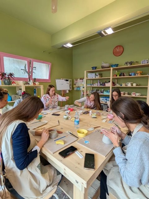 "Proprio come la ceramica anche il nostro lavoro quotidiano richiede pazienza, cura e mani che sappiano collaborare 🤝"

Oggi l'equipe di Casa Santa Chiara si è messa in gioco nel laboratorio di ceramica da @ebipottery : ognuna ha creato la sua tazza, unica e diversa, ma nata dallo stesso impasto. Le colleghe torneranno in postazione con un pizzico di creatività in più e con la consapevolezza che, insieme, possono dare forma a grandi progetti. ☕✨" #teambulding