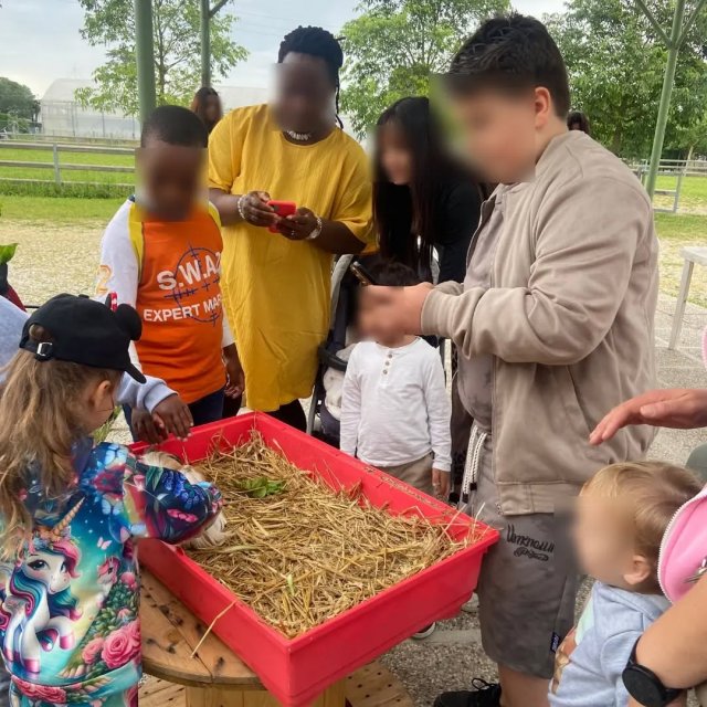 C’è un linguaggio che non ha bisogno di parole: è quello della cura, della delicatezza e dell’incontro. Oggi, per la Festa della Mamma, le mamme e i bambini della nostra comunità hanno vissuto una giornata speciale tra gli ospiti più dolci della fattoria didattica @dipende_da_come_ti_pony 🌺🌳🌼🐎🐐🐇

Un grazie speciale all'Azienda Agricola Pagliarin che ci ha permesso di fare vivere questa esperienza ai nostri ospiti e per la strepitosa ospitalità 🥰