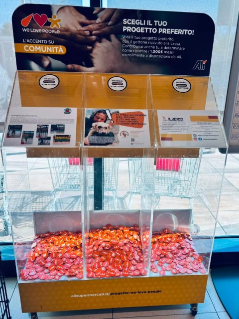 Oggi fare la spesa può fare la differenza!!🙂

Ricordiamo, a chi avesse piacere, che presso il supermercato Alí in via sforza di Mestre troverete il contenitore dell'iniziativa "we love people" dove è possibile donare un gettone alla nostra Cooperativa, destinandolo in particolare alla nostra Comunità Mamma-Bambino.

Questo piccolo gesto, apparentemente semplice, per noi significa moltissimo. Il tuo contributo ci aiuterà a migliorare l'esperienza e la quotidianità dei nostri ospiti — grandi e piccini — che stanno attraversando un momento di particolare difficoltà. 
Ogni gettone conta. Aiutaci a donare un sorriso a una mamma e al suo bambino!!!

Desideriamo esprimere la nostra gratitudine ai Supermercati Alì per averci accolto e per permetterci di partecipare a questa splendida iniziativa.
Grazie alla loro sensibilità e al vostro supporto, possiamo continuare a fare la differenza sul territorio.