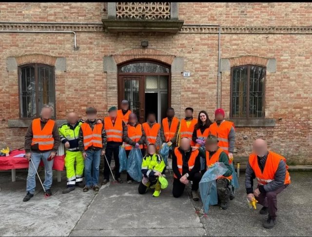 Anche se in ritardo, ci teniamo a condividere le foto di due giornate di cittadinanza attiva e collaborazione!💪🏼🌳🌲

Alcuni ospiti dei nostri Centri di Accoglienza Straordinaria hanno infatti partecipato con entusiasmo all'iniziativa di pulizia e cura degli spazi comuni promossa dalla Protezione civile di Pontelongo.

Braccio a braccio con i volontari, i ragazzi hanno dato il loro contributo per rendere il paese più pulito e accogliente, dimostrando quanto il desiderio di sentirsi parte integrante di una comunità passi anche attraverso gesti di cura per il bene comune.🤲🏼🫂
#RipuliamoPontelongo2 #ProtezioneCivilePontelongo #EducazioneCivica