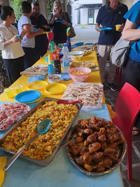 Ieri sera l'équipe della Comunità Casa Santa Chiara ha aperto le porte di casa per una serata speciale: una fantastica cena sociale che ha riunito i responsabili di tutti i servizi della nostra cooperativa, le rispettive famiglie e le nostre ospiti con i loro bambini.🤲🏼

​È stato un momento prezioso non solo per condividere un buon pasto e tante chiacchiere ma soprattutto per fare conoscere da vicino la comunità mamma-bambino. Raccontare le storie, la quotidianità e la bellezza di questo servizio ci ha permesso di accorciare le distanze e far sentire, ancora di piú, tutti parte dello stesso grande progetto: la Cooperativa Il Lievito!!🫂

​Fare cooperazione, infatti, significa proprio questo:

​Incontrarsi al di là del lavoro quotidiano.

​Rafforzare il senso di comunità e l'empatia reciproca.

​Ricordarci che "lavorare insieme" vuol dire prendersi cura gli uni degli altri, come una grande famiglia.

​Un grazie di cuore all'équipe di Casa Santa Chiara per l'organizzazione e il buon cibo, alle ospiti per l'accoglienza nella propria casa e a tutti i partecipanti per l'energia e il calore dimostrati.✨🥰

Restate connessi per la prossima cena edizione autunnale 🍂

#CasaSantaChiara #farecomunità #cooperazione #cooperativaillievito #cenasociale